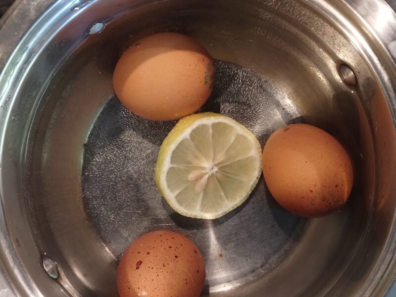Jak ugotować jajka, żeby nie pękały i dały się obrać? Te proste triki działają