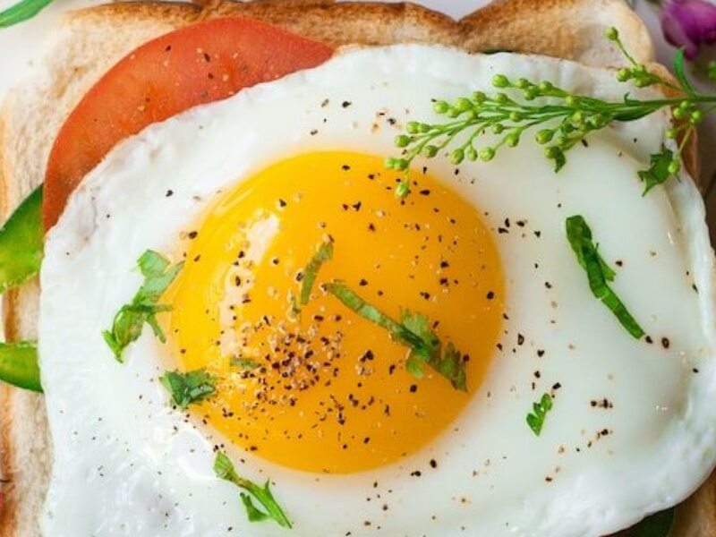 Jedz jajka, by zmniejszyć ryzyko chorób serca. Ile jajek tygodniowo można zjeść?