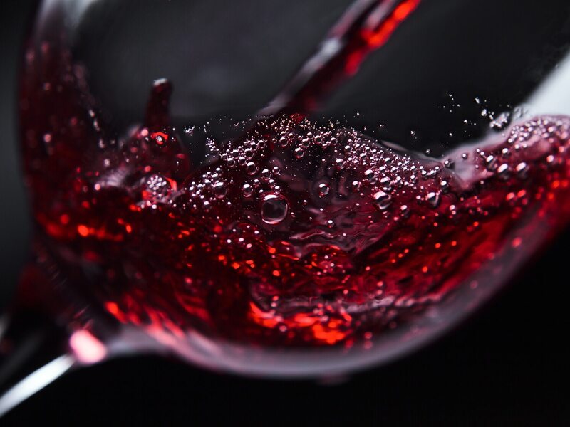 Czy wino bezalkoholowe jest zdrowe? Odpowiedź może zaskoczyć