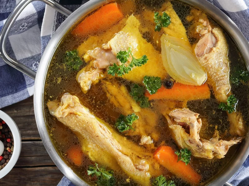 Tak podkręcisz smak rosołu w kilka sekund! Z tym składnikiem będzie smakować lepiej niż u babci