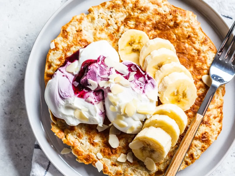Ten omlet smakuje jak sernik. Robię go w weekend, bo syci lepiej niż klasyczne śniadanie