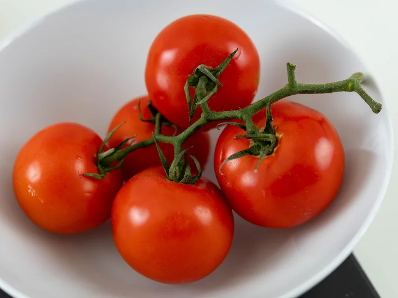 Pomidory malinowe bez „chemii”? Badania pokazują, gdzie kupisz te najczystsze