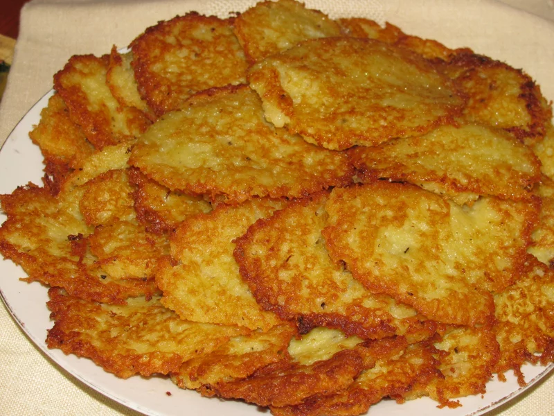 Nie dosypuję mąki do placków ziemniaczanych. Dodaję 2 składniki i są lżejsze, a sycą na długo