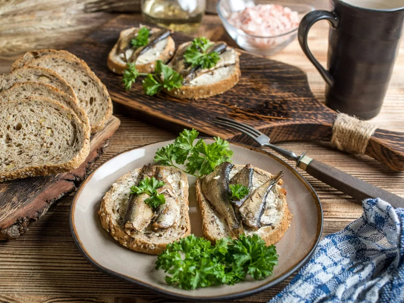 Wielu seniorów łyka kapsułki. Te tanie ryby mogą zrobić więcej dla pamięci