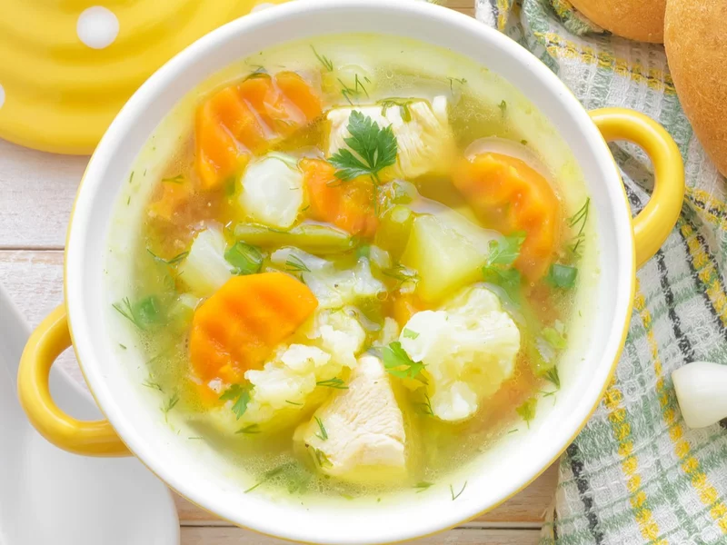 To zupa ratuje, gdy za oknem zimno. Delikatna, sycąca i lekka jednocześnie. Zobacz przepis